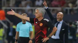 Pelatih Manchester United (MU), Jose Mourinho bereaksi melihat permainan anak didiknya saat melawan Real Madrid pada Piala Super Eropa di Philip II Arena, Skopje, Macedonia, Selasa (8/8). MU takluk 1-2 dari Real Madrid. (AP Photo/Boris Grdanoski)