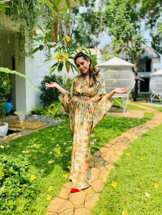 "Jadi setiap calling-an sabtu minggu gue nangis, tapi lama-lama ya akhirnya enjoy aja. Maksudnya ya seneng ketemu temen baru, ternyata gue suka akting," pungkas Nagita Slavina. (Instagram/raffinagita1717)