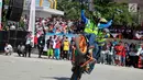 Aksi freestyle motor saat menghibur warga selama kegiatan Millenial Road Safety Festival Gorontalo, Minggu (10/2). Kegiatan ini juga diisi dengan lomba savety riding untuk umum. (Liputan6.com/Rahmad Arfandi Ibrahim)