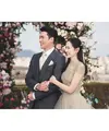 Foto pernikahan terbaru pasangan pengantin baru Hyun Bin dan Son Ye-Jin dirilis ke publik oleh agensi manajemen VAST Entertainment yang menampilkan look berbeda keduanya. (Foto: Instagram @vast.ent)