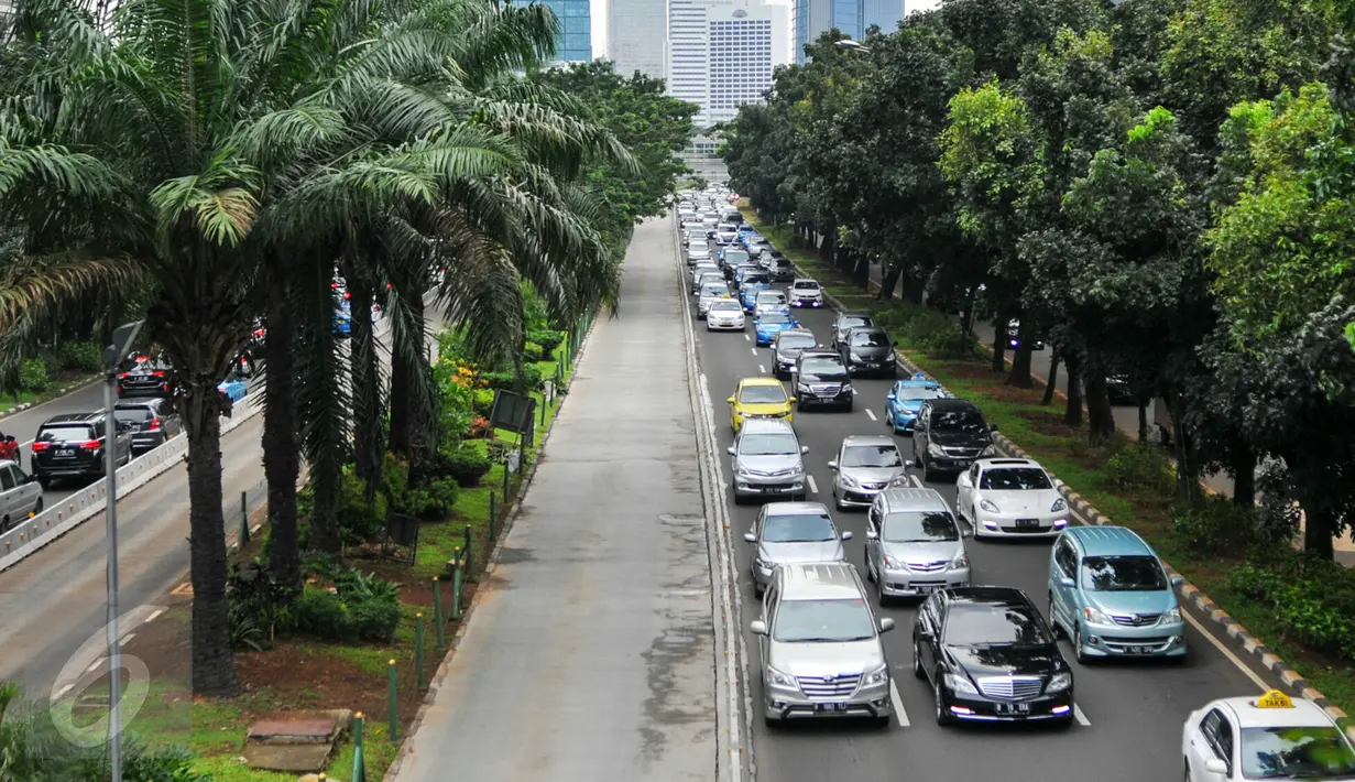 Deretan kendaraan mengular di kawasan Jenderal Sudirman, Jakarta, Rabu (25/5). Gubernur DKI Basuki Tjahaja Purnama atau Ahok segera mengkaji penerapan sistem ganjil-genap untuk menggantikan sistem lalu lintas three in one. (Liputan6.com/Yoppy Renato)