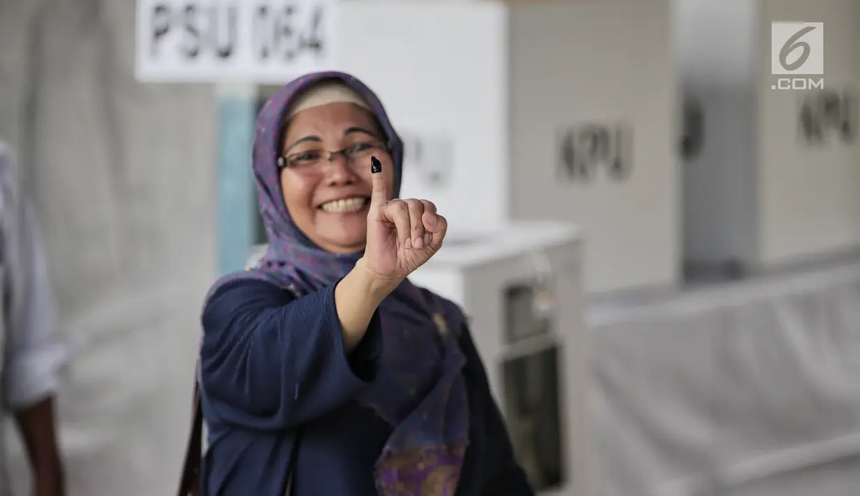Warga menunjukkan jari kelingking usai Pemungutan Suara Ulang (PSU) Pemilu 2019 di TPS 064  Kelurahan Rawamangun,  Jakarta Timur, Sabtu (27/4). Pelaksanaan PSU dilakukan karena banyaknya pemilih yang menggunakan e-KTP tanpa memiliki A5 saat hari pencoblosan 17 April lalu (Liputan6.com/Faizal Fanani)