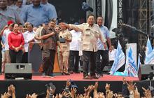 FOTO: Momen Prabowo Pidato Berapi-api hingga Lepas Kemeja di Hari Buruh, Janji Lindungi Pekerja dari Ancaman PHK