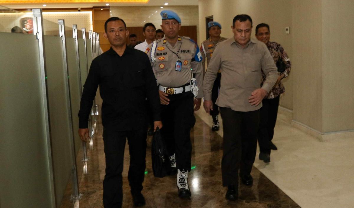 Terpisah Firli irit bicara saat dicecar pertanyaan oleh awak media usai pemeriksaan. Firli menyerahkan sepenuhnya proses hukum ke polisi.<br>