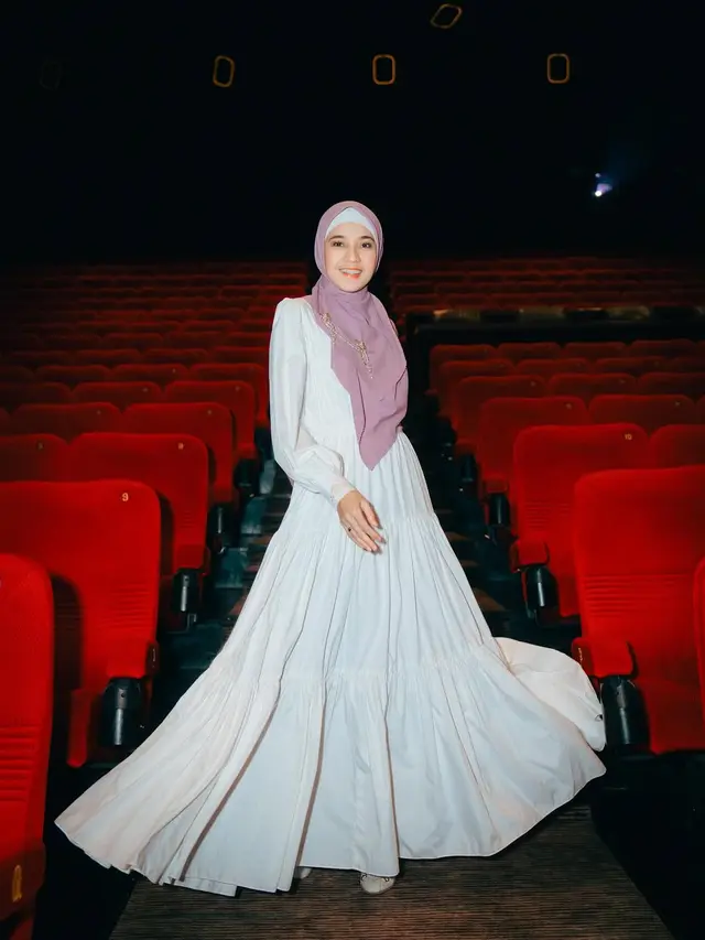 6 Pilihan Gamis Simpel Putih ala Dhini Aminarti, Referensi Tampil Syari dan Modis di Usia 40-an