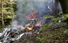 Dua pesawat penerjun payung bertabrakan dan jatuh terbakar di hutan