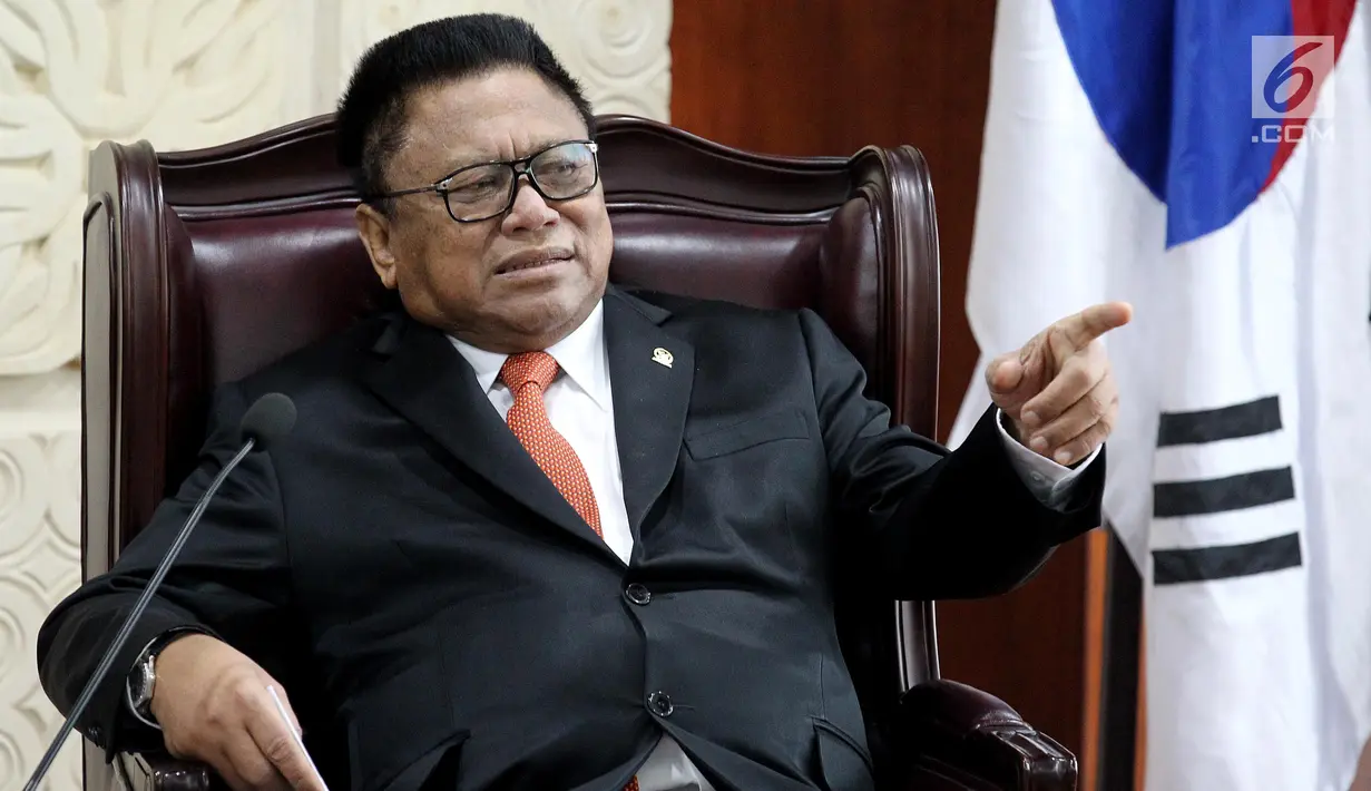 Ketua DPD Oesman Sapta Odang saat menerima kunjungan Ketua Parlemen Korea Selatan Moon Hee-sang di Jakarta, Jumat (14/9). Selain berbicara hubungan bilateral antarparlemen, pertemuan juga membahas isu-isu terkini kedua negara. (Liputan6.com/JohanTallo)