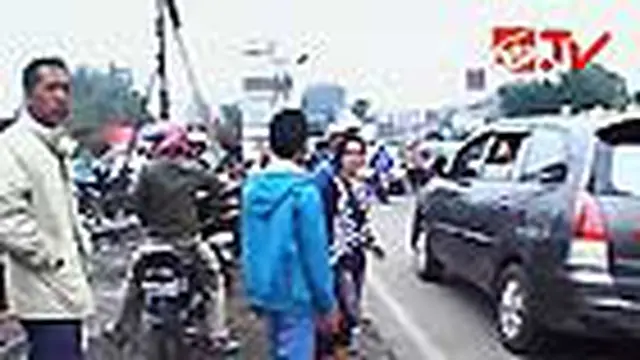 Kerumunan Warga Bikin Macet Lokasi Kecelakaan