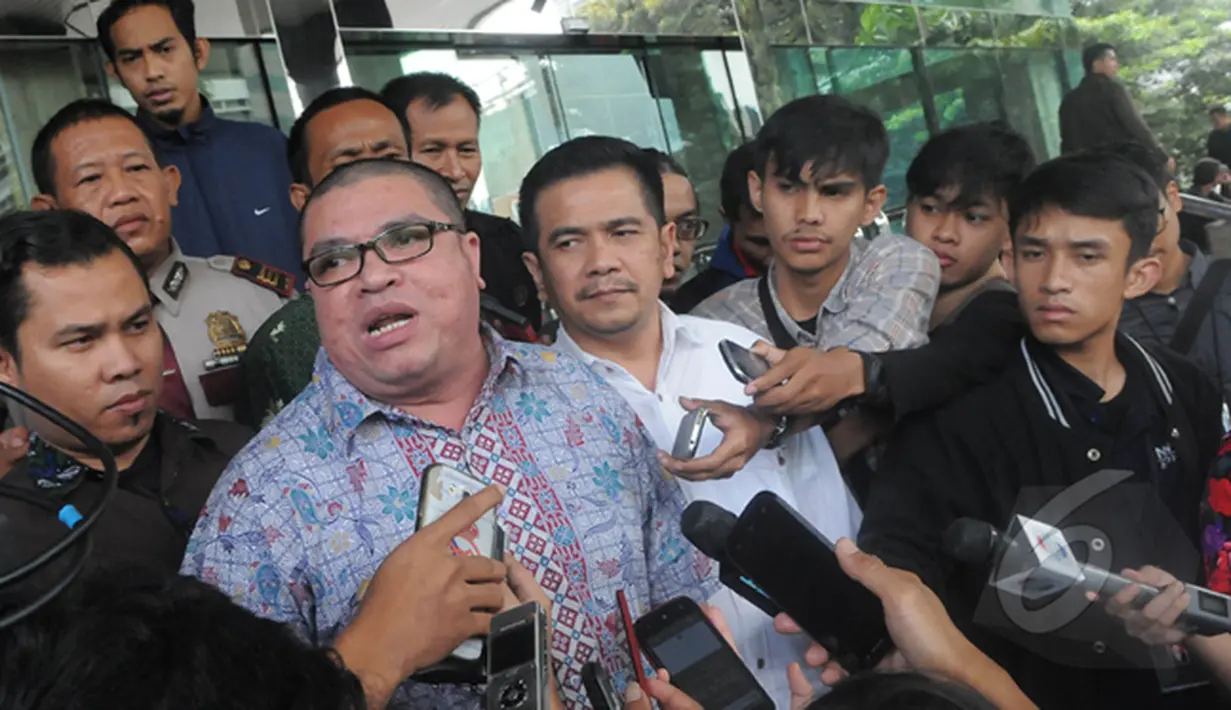 Razman Arif Nasution, saat ditanya oleh wartawaan di depan Gedung Komisi Pemberantasan Korupsi (KPK), Jakarta, Jum'at (13/2/2015).  Kedatangan Razman untuk menyampaikan terkait adanya teror terhadap pegawai KPK. (Liputan6.com/Herman Zakharia)