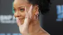 Rihanna menghadiri pemutaran perdana "Valerian and The City of a Thousand Planets" di Los Angeles, 17 Juli 2017. Rambut Rihanna ditata secara up-do yang membiarkan anting cincin berliannya mencuri perhatian. (Neilson Barnard/GETTY IMAGES/AFP)