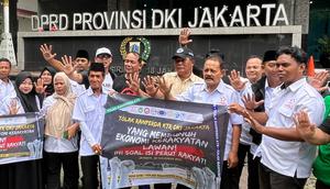 Asosiasi Pedagang Pasar Seluruh Indonesia (APPSI) dan Asosiasi Pedagang Kaki Lima (APKLI) mendatangi kantor DPRD DKI Jakarta, agar sejumlah pasal larangan penjual rokok bisa diubah oleh Pansus Raperda KTR. (Foto: Istimewa).