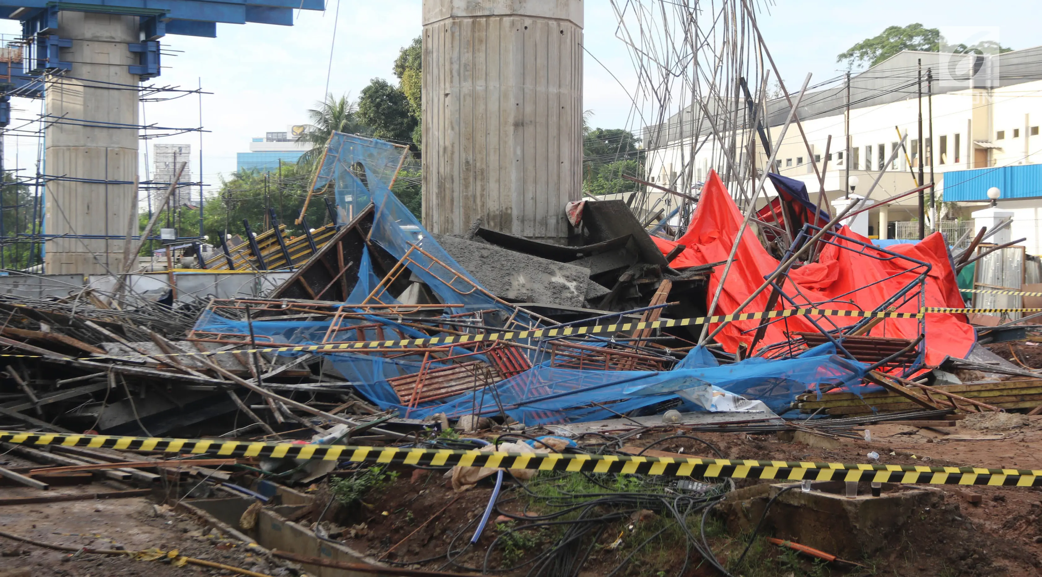 Reruntuhan material dari tiang girder proyek Tol Becakayu yang ambruk di dekat Gerbang Tol Kebon Nanas, Jakarta Timur, Selasa (20/2). Untuk sementara pengerjaan proyek ini dihentikan untuk kepentingan penyelidikan. (Liputan6.com/Arya Manggala)