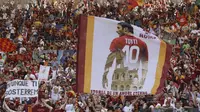 Fans AS Roma memenuhi Olimpico untuk melihat pertandingan terakhir Francesco Totti. (AP Photo/Alessandra Tarantino)