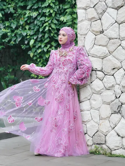 Ia mengenakan gaun A-line berwarna pink keunguan karya Ivan Gunawan [@_irishbella_]
