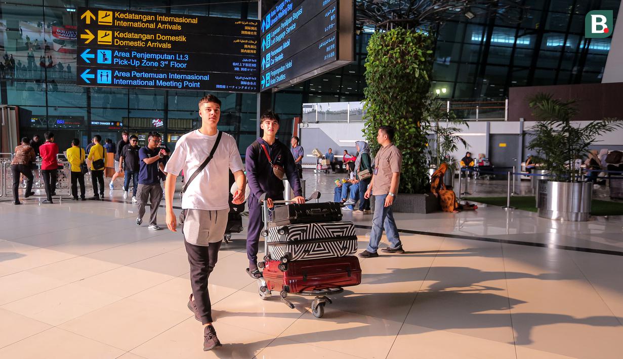 <p>Sejumlah pemain Timnas Selandia Baru U-17 saat tiba di Terminal 3 Bandara Soekarno Hatta, Tangerang, Banten menjelang Piala Dunia U-17 2023 pada Jumat (03/11/2023). (Bola.com/Bagaskara Lazuardi)</p>