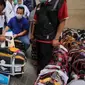 Petugas memeriksa koper jemaah haji Indonesia sebelum dibawa pulang ke Tanah Air. (Liputan6.com/Mevi Linawati)