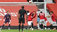 Gelandang Manchester United, Paul Pogba, melakukan handball di kotak penalti pada laga melawan West Ham United di Old Trafford, Kamis (23/7/2020). (AFP/Martin Ricket/Pool/ AFP)