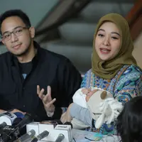 "Nah kenapa jadi Arkandra karena tiba-tiba Khanza entah gimana suatu pagi bilang, Bu, Ayah nama adiknya Kandra aja ya. Nggak tahu dari mana yaudah akhirnya kita sambungin jadi Arkandra," imbuh Riphat. (Nurwahyunan/Bintang.com)