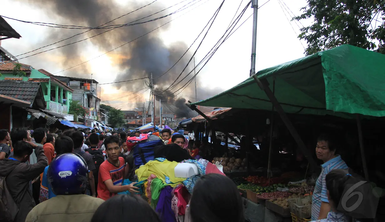 Sejumlah warga berusaha menyelamatkan barang-barang miliknya dari amukan api, Tanah Abang, Jakarta, Kamis (5/3/2015). Diperkirakan sekitar 200 rumah warga hangus terbakar.(Liputan6.com/Herman Zakharia)