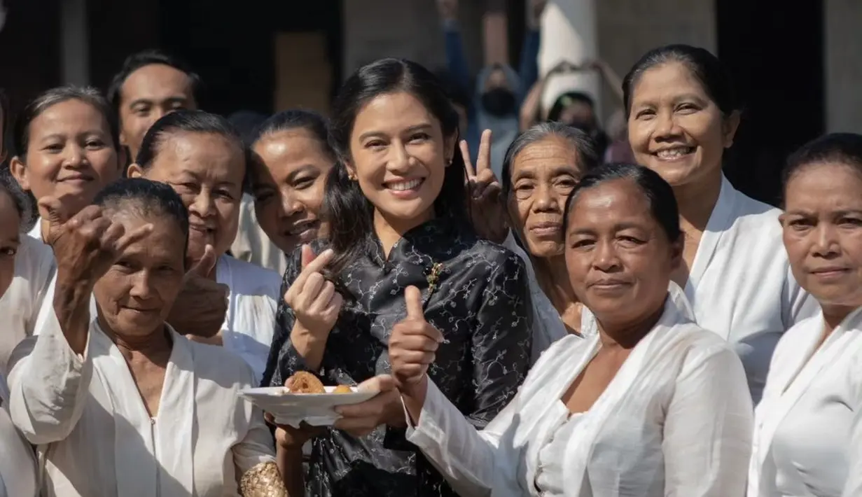 Dian Sastro berpose di tengah ibu-ibu, mengenakan kebaya hitam yang klasik, namun terkesan mewah dan membuatnya tampil menawan. [Foto: Instagram/hagaipakan]
