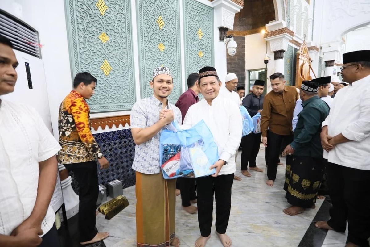Kasatgas Tito Laksanakan Salat Subuh Berjamaah dan Salurkan Bantuan kepada Masyarakat Banda Aceh