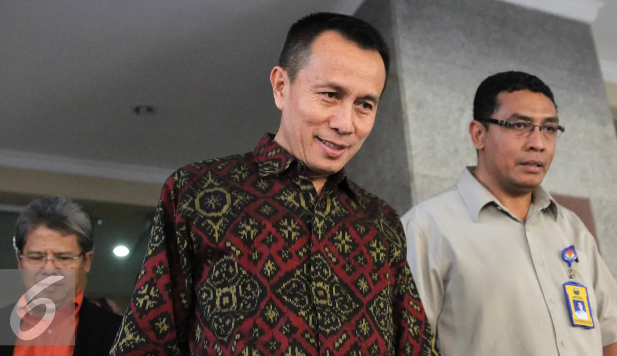 Suparman Marzuki berjalan menuju mobil usai menjalani pemeriksaan di Bareskrim Mabes Polri, Jakarta, Senin (27/7/2015). Suparman diperiksa terkait kasus pencemaran nama baik yang dilaporkan Hakim Sarpin. (Liputan6.com/Helmi Afandi)