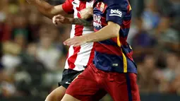 Penyerang Barcelona, Lionel Messi (kanan) berusaha melewati gelandang Benat Etxebarria di leg kedua Piala Super Spanyol di stadion Camp Nou, Barcelona, Spanyol, (18/8/2015).  Athletic Bilbao menang dengan agregat akhir 1-5. (REUTERS/Albert Gea)