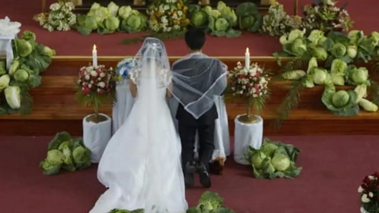 Bekerja Sebagai Petani, Pasangan Ini Hiasi Acara Nikah Dengan Sayuran
