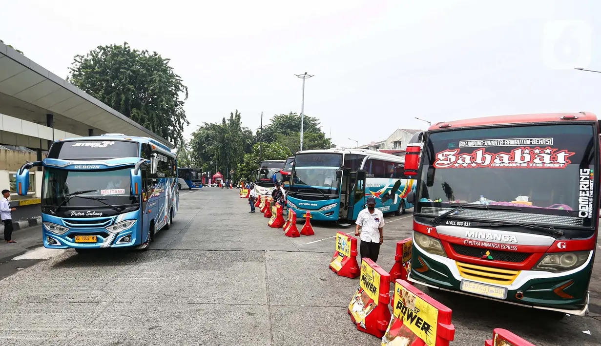 Di Terminal Kalideres, rata-rata bus melayani perjalanan menuju kota-kota di pulau Sumatera. (Liputan6.com/Angga Yuniar)
