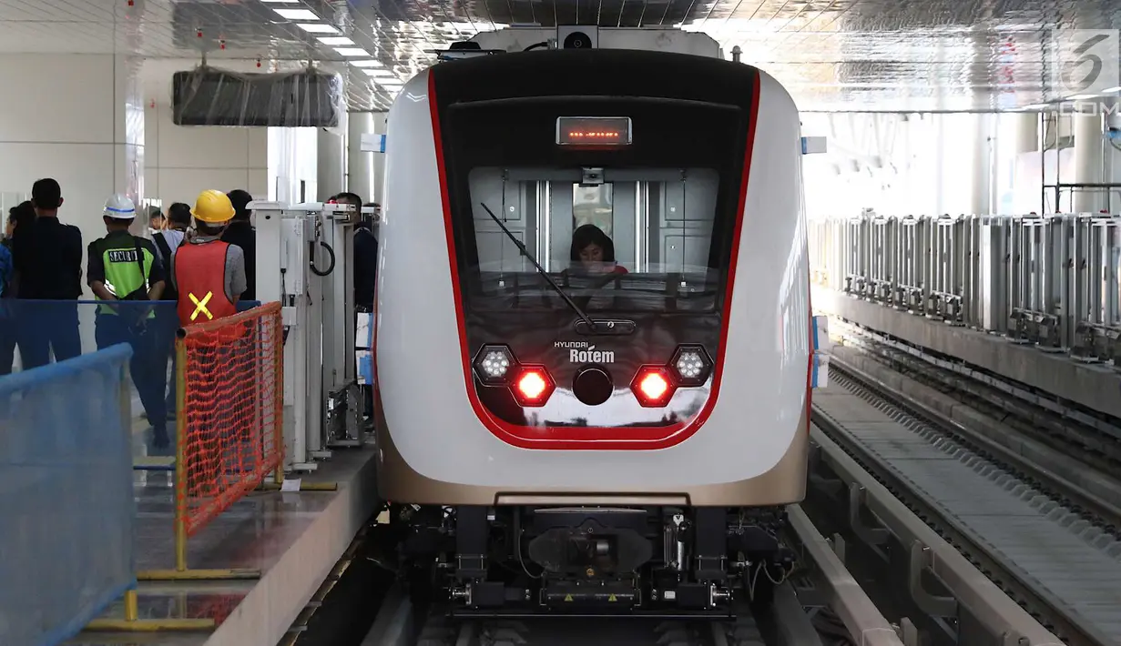 Penampakan LRT saat dilakukan uji coba di kawasan Rawamangun, Jakarta, Rabu (12/9). Uji coba membentang dari Stasiun Velodrome Rawamangun hingga Stasiun Boulevard Utara Kelapa Gading. (Liputan6/Immanuel Antonius)