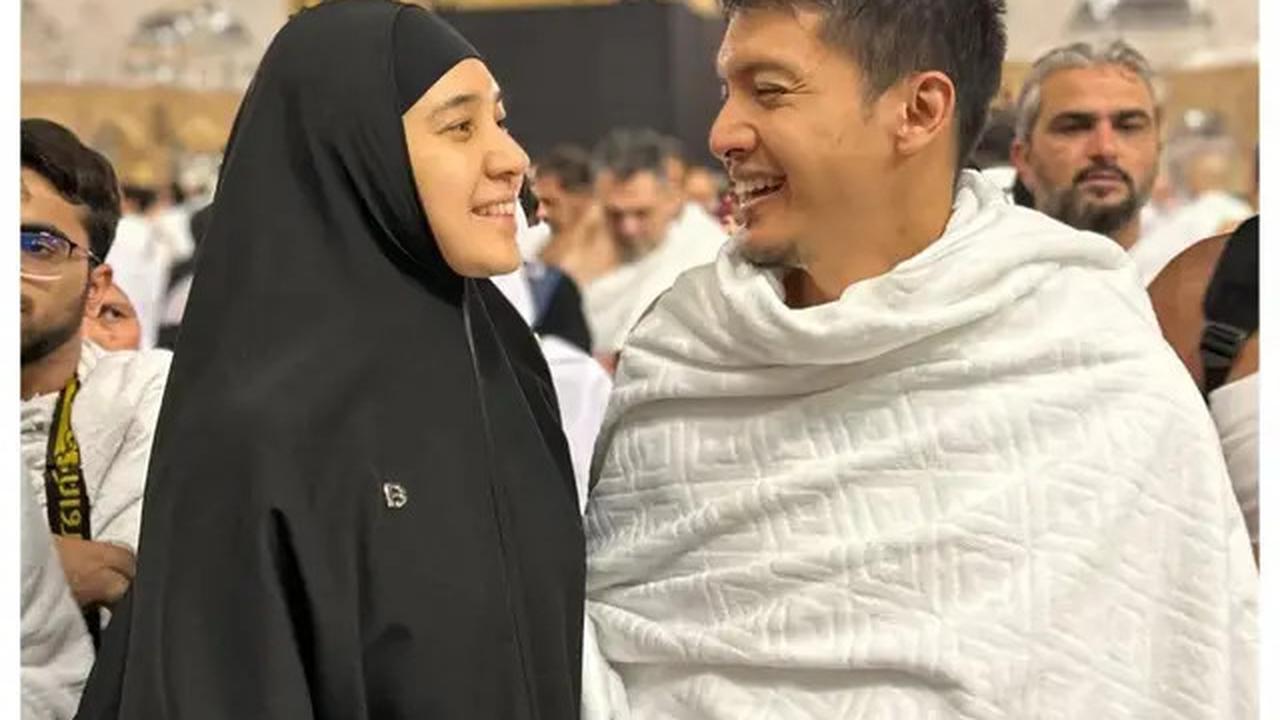 Meski sudah menikah selama 14 tahun, keduanya terlihat tetap romantis dan mesra seperti pasangan yang baru menjalani asmara.