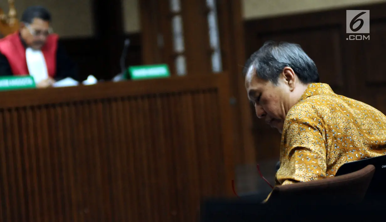 Pengusaha Made Oka Masagung pada sidang lanjutan dugaan korupsi proyek e-KTP dengan terdakwa Setya Novanto di Pengadilan Tipikor, Jakarta, Senin (22/1). Sidang menghadirkan sejumlah saksi dalam proyek pengadaan e-KTP. (Liputan6.com/Helmi Fithriansyah)