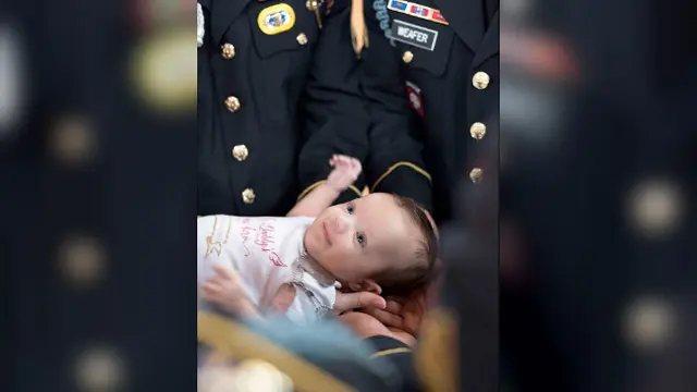 Semasa hidup, ayah sang bayi menganggap rekan-rekan prajuritnya sebagai bagian dari keluarga besarnya.
