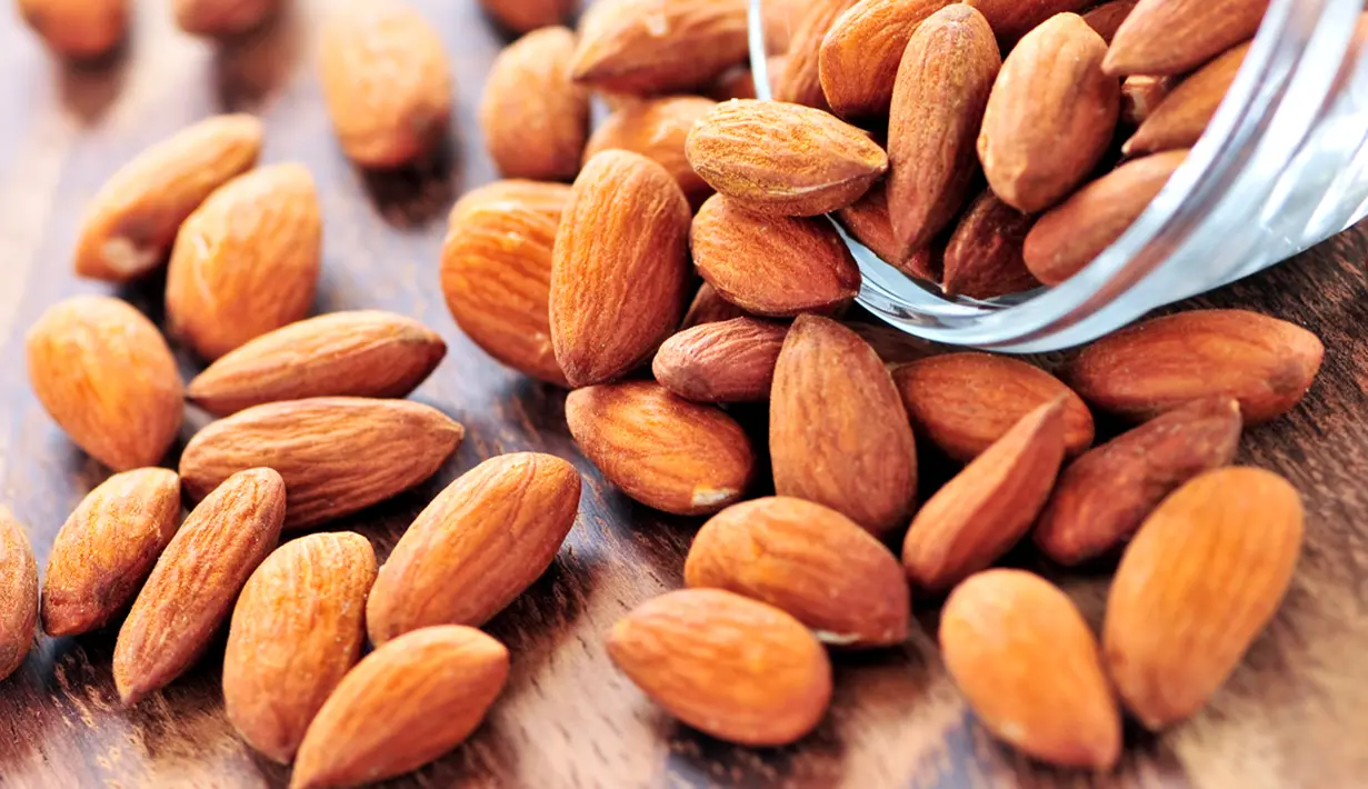 Omega 3 dalam kacang almond adalah salah satu obat alami yang bisa bantu lelah dalam tubuh berkurang. Selain kacang almond, beberapa biji-bijian juga sangat baik dalam menormalkan kembali stamina tubuh yang berkurang akibat kelelahan. (Istimewa)