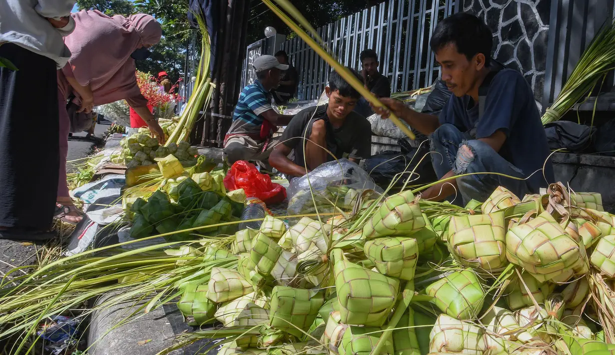 Pada periode yang sama di 2024 lalu, mereka mampu menjual ketupat 1000 ketupat/hari kini hanya bisa menjual 500. (merdeka.com/Arie Basuki)
