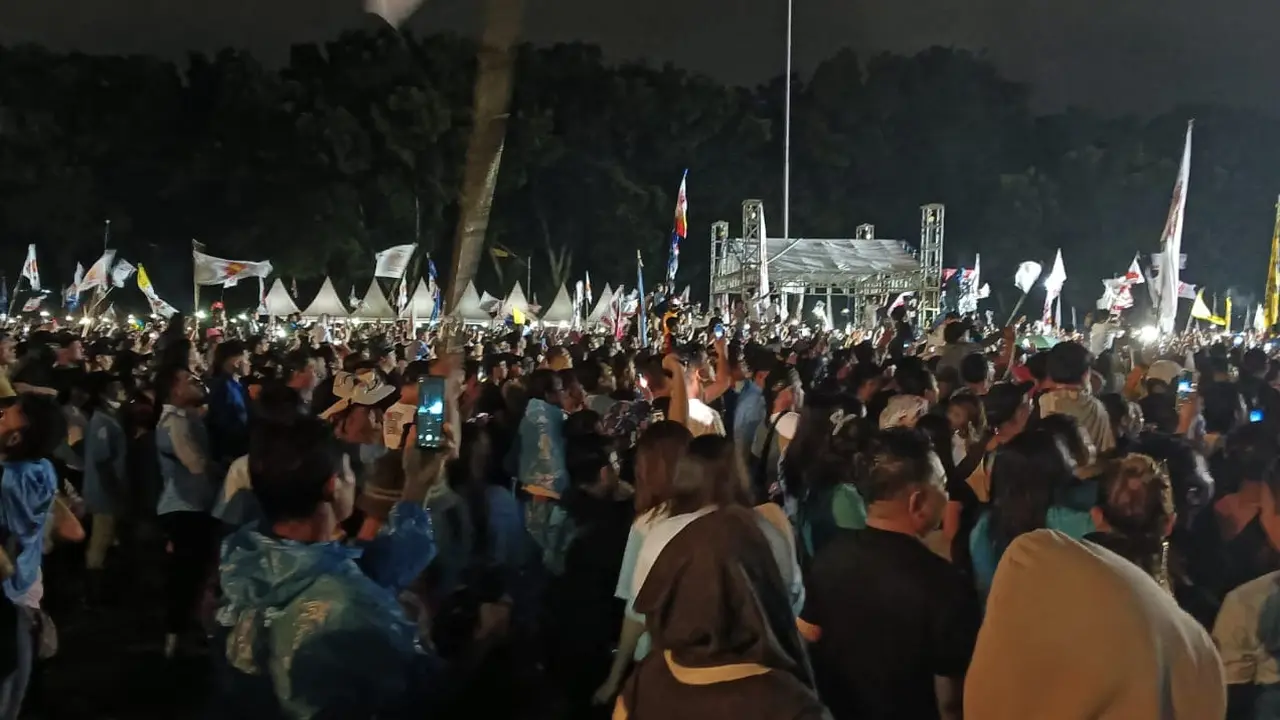 Puluhan ribu massa rela kehujanan demi mendengar orasi dari Prabowo Subianto di Lapangan KONI Sario, Kota Manado, Sulut, Senin (5/2/2024).