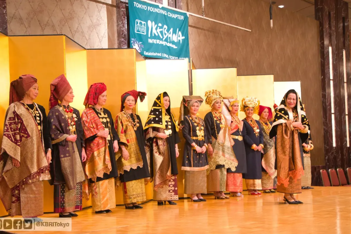 Peragaan busana Minangkabau di Ikebana International Fair 2023, Jepang.