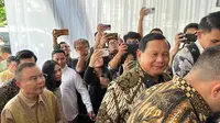 Calon presiden Prabowo Subianto bersilaturahmi dalam momen lebaran hari kedua Idul Fitri 1445 Hijriah di kediaman dinas Ketua Harian DPP Partai Gerindra, Sufmi Dasco, Kamis (11/4/2024). (Liputan6.com/Nanda Perdana Putra)