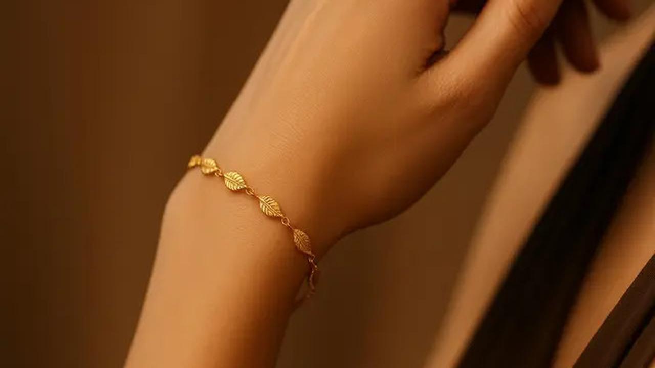 9 Model Gelang Emas Elegan 2 Gram Motif Daun, Ide Perhiasan Menawan di 2025
