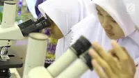Pengunjung mengamati hasil penelitian di Indonesia Science Expo 2017, Jakarta, Senin (23/10). Pameran sains ini menampilkan hasil penelitian dari beberapa kementerian, lembaga negara, perguruan tinggi, LIPI, dan industri. (Liputan6.com/Immanuel Antonius)