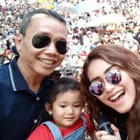 Potret kebahagiaan Ayu beserta putrinya, begitu terlihat di media sosial. Sejak putrinya lahir, ayahnya, Henry Baskoro Hendarso atau Enji belum  bisa menemui secara langsung. (Instagram/ayutingting92)