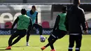 Para pemain Eintracht Frankfurt menghadiri sesi latihan jelang menghadapi Napoli pada pertandingan sepak bola babak 16 besar Liga Champions di Frankfurt, Jerman, 20 Februari 2022. Eintracht Frankfurt akan menghadapi Napoli di Waldstadion atau Deutsche Bank Park pada 22 Februari 2023 pukul 03.00 WIB. (Daniel ROLAND/AFP)