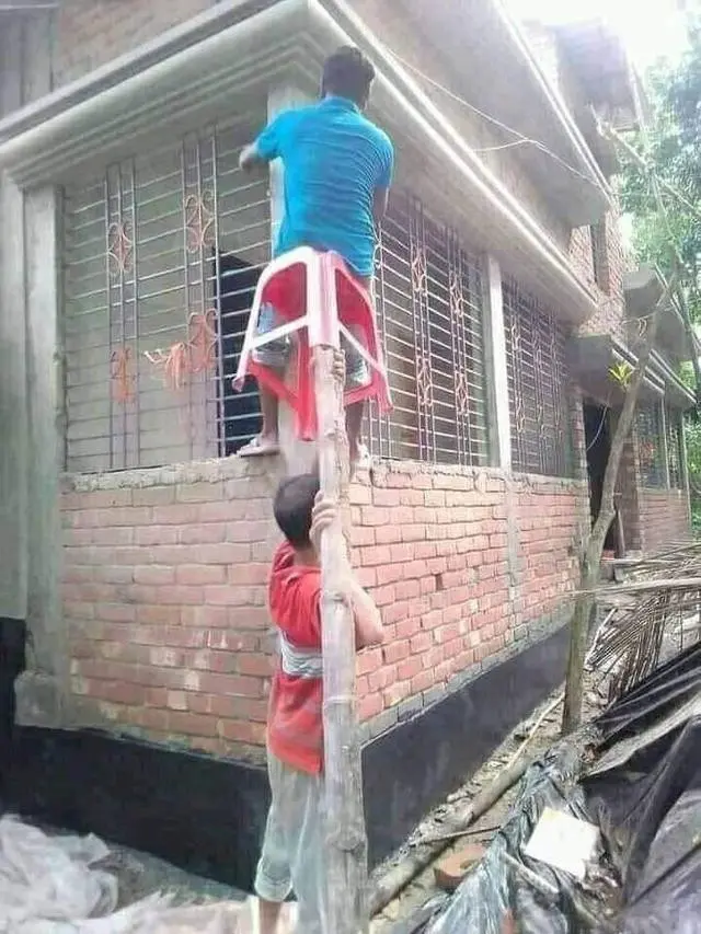 Tukang Bangunan Mempersulit Diri