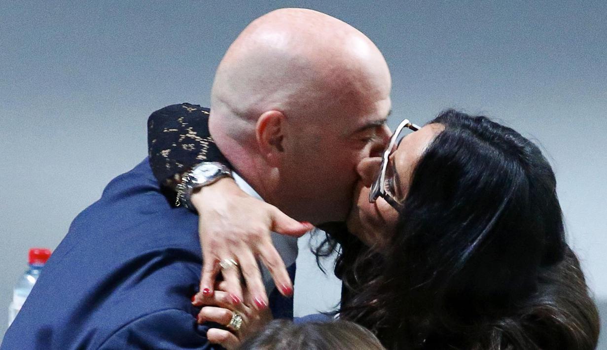 Lina Al Achkar Infantino mencium suaminya setelah terpilih menjadi Presiden FIFA. (REUTERS/Ruben Sprich)