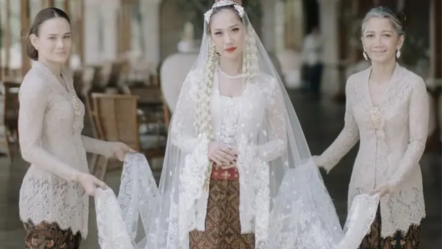 Foto postingan Instagram: BCL dengan kedua pengiring pengantin/ @bcltiko