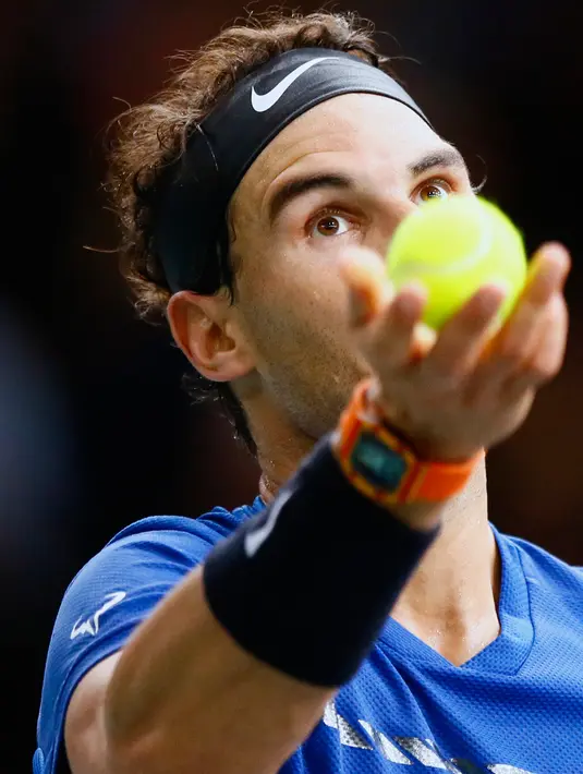 Petenis Spanyol, Rafael Nadal bersiap mengembalikan bola ke arah petenis Korea Selatan, Hyeon Chung pada babak kedua Paris Masters di Paris, Rabu (1/11). Nadal mengalahkan Chung 7-5, 6-3 dalam satu jam dan 48 menit. (AP/Francois Mori)