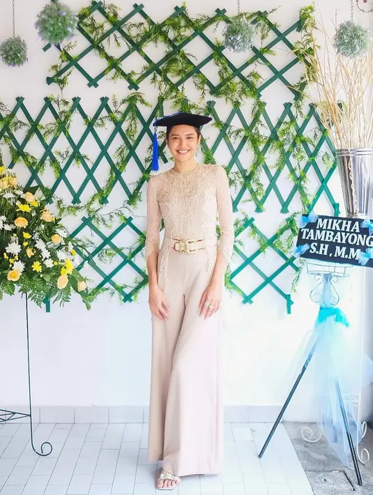 Inspirasi kebaya modern nyaman sekaligus canggih saat dipakai wisuda virtual di rumah adalah dipasangkan dengan celana, seperti ide Mikha Tambayong. (Foto: Instagram @miktambayong).