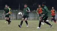 Pemain Timnas Indonesia U-19, Fadilah Nur Rahman, berebut bola saat latihan di Stadion Padjadjaran, Bogor, Kamis (26/9). Latihan ini merupakan persiapan jelang kualifikasi Piala Asia 2020. (Bola.com/Yoppy Renato)