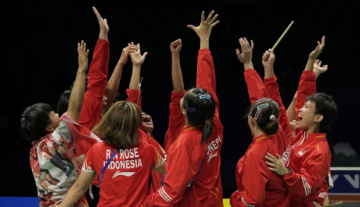 Selebrasi kemenangan Tim Uber Indonesia usai mengalahkan Korea Selatan 3-2 pada laga semifinal Piala Uber 2024 di Hi-Tech Zone Sports Centre Gymnasium, Chengdu, China, Sabtu (4/5/2024). (AP Photo/Ng Han Guan)