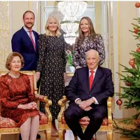 Foto keluarga kerajaan Norwegia yang tak lengkap jadi sorotan.